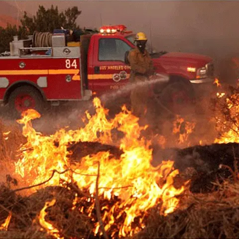 Mai multe incendii ameninţă zone turistice din Italia
