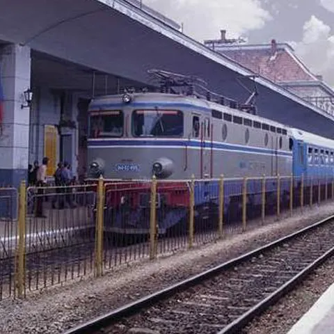NEWS ALERT: Un vagon al unui tren de călători arde în gara Dârste, în judeţul Braşov 