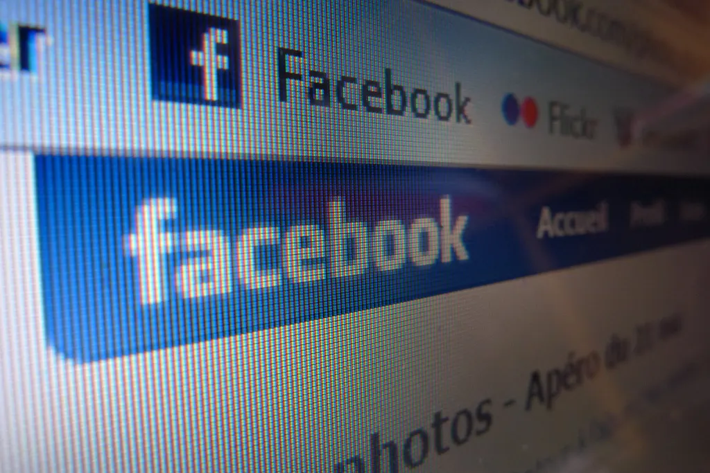 Verdictul psihologilor: Facebook te face mai deştept, Twitter îndobitoceşte