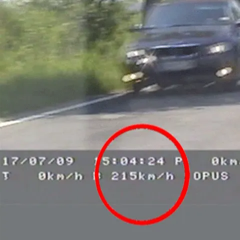 Un tânăr prins în timp ce conducea cu 215 kilometri la oră a contestat decizia poliţiştilor