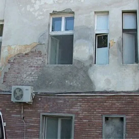 CINE PLĂTEŞTE? Maternitatea din Reghin nu a mai fost renovată de 20 de ani, dar primeşte pacienţi