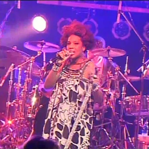 Macy Gray a concertat, marţi seară, într-un club din Bucureşti - VEZI VIDEO