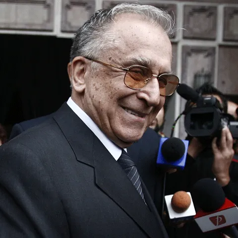 Iliescu: Băsescu realizează o "imixtiune inadmisibilă" în justiţie în cazul dosarelor Revoluţiei