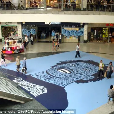 Adebayor, făcut preş la mall