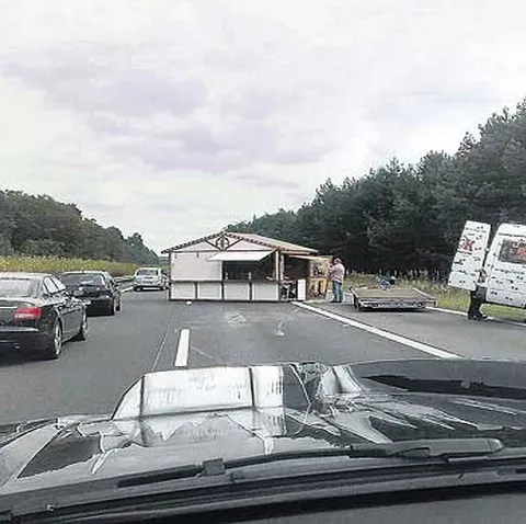 O casă a aterizat în mijlocul unei autostrăzi din Germania
