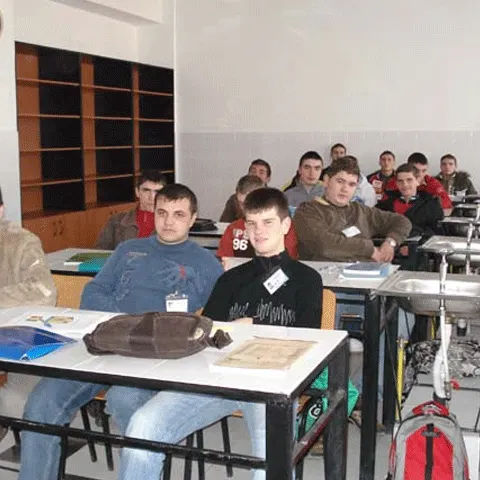 Mii de elevi vasluieni vor învăţa în spaţii improvizate