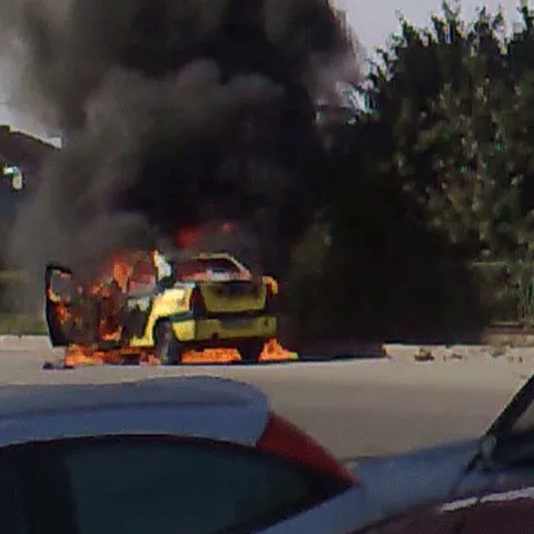 Un taxi a luat foc şi a ars complet în Timişoara