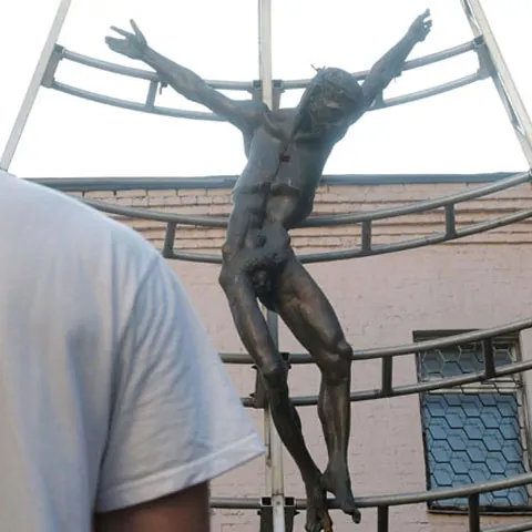 O sculptură cu Iisus complet gol a generat o polemică la Moscova