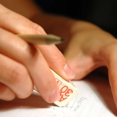 La şcoala din Poiana Mărului elevii vor învăţa în săli de clasă împărţite pe din două