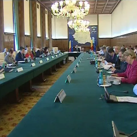 Poliţiştii sunt în continuare mai bine plătiţi decât medicii şi profesorii, conform Legii unice