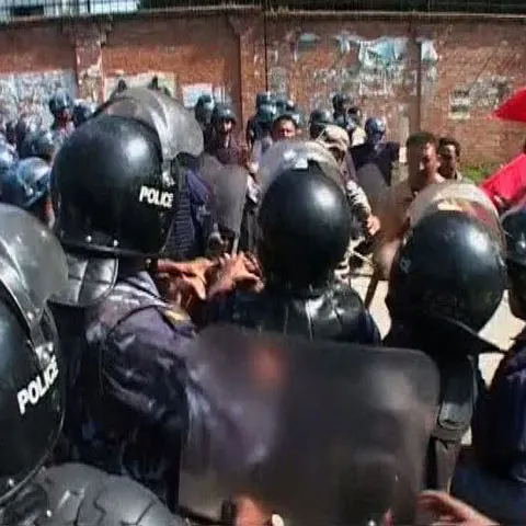Nepal: Zeci de persoane au fost arestate, după ce poliţia a intervenit cu bâte