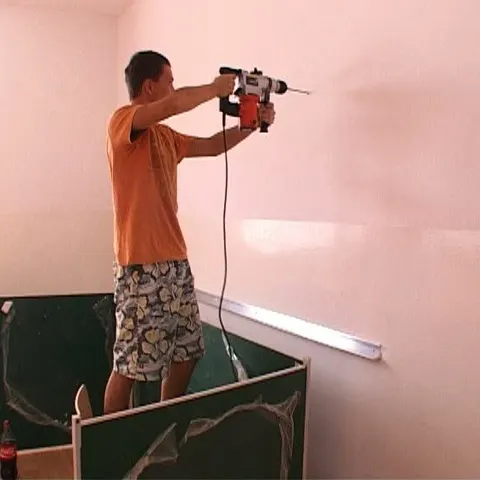Luni a început şcoala, iar pe ultima sută de metri părinţii au trecut la munca "de jos"