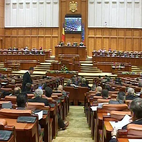 Parlamentul este gol, pentru că politicienii au treabă la deschiderea anului şcolar. Cum comentaţi?