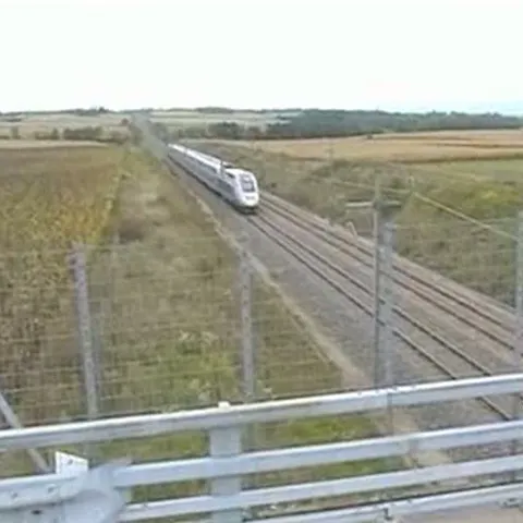 Un tânăr de 19 ani a adormit pe şinele TGV-ului