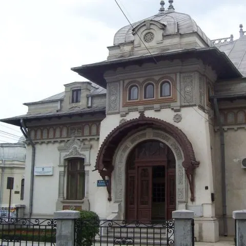 Spargere la Casa Căsătoriilor din Piteşti