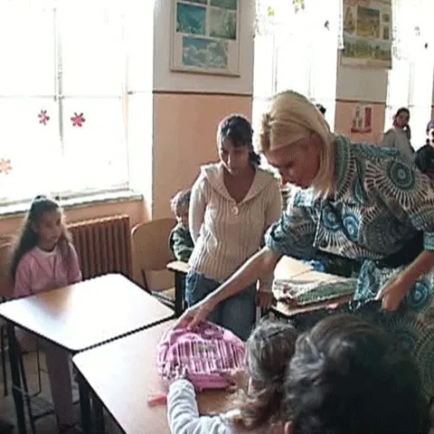 Politicieni la şcoală: Raluca Turcan a împărţit rechizite. Liberalul Ilie Morega a adus ghiozdane. Mazăre a venit cu o maşină decapotabilă de epocă