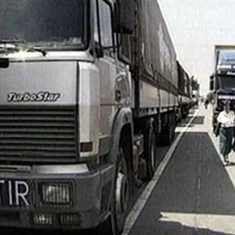 Un şofer de TIR din Cehia a fost omorât într-o parcare din judeţul Arad