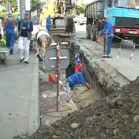 O stradă din Cluj-Napoca, asfaltată anul trecut, a fost spartă din nou pentru modernizarea reţelei de canalizare