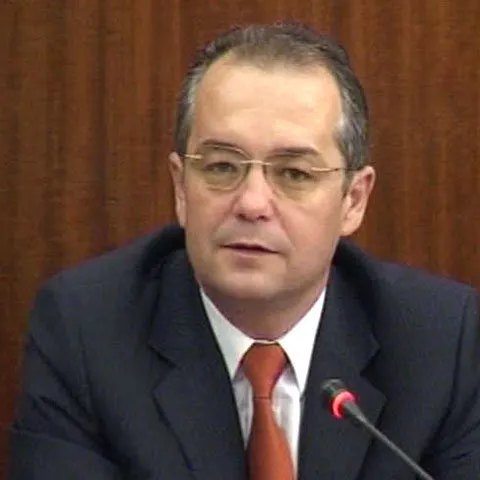 Boc: Prin reorganizarea agenţiilor de stat se fac economii pentru investiţiile în infrastructură - VEZI FORMA FINALĂ A PROIECTULUI