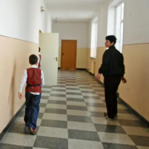 Elevii din Covasna vor primi laptele şi cornul cu întârziere