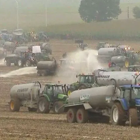 Fermierii belgieni au deversat trei milioane de litri de lapte