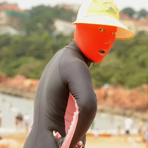 Costumul de baie care protejează complet de razele soarelui