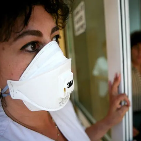 Nicio persoană care a intrat în contact cu eleva bolnavă de gripă porcină nu a contactat virusul