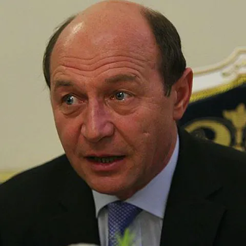 Băsescu le-a spus aleşilor locali din Dâmboviţa că, de astăzi, pot avea şcolile în responsabilitate