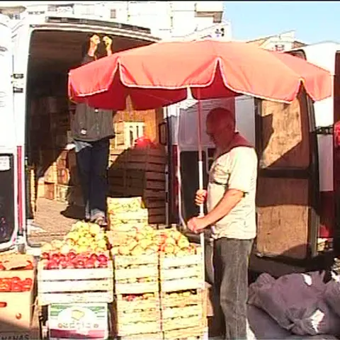 Cumpărarea zarzavaturilor pentru iarnă îi nemulţumeşte atât pe vânzători, cât şi pe cumpărători