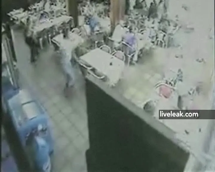 O tornadă a distrus parţial terasa unui restaurant din Spania