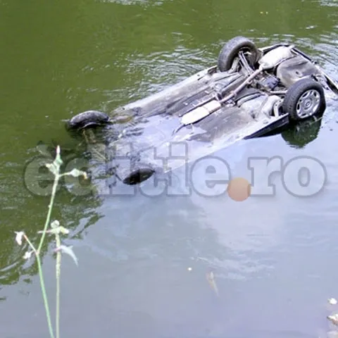 Un autoturism s-a răsturnat în Jiu din cauza vitezei excesive