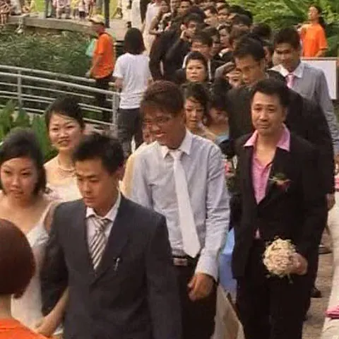 168 de cupluri s-au căsătorit deodată în Singapore