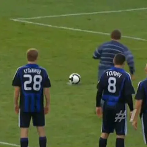 VIDEO / Rusia - Un suporter a pătruns pe gazon şi a transformat cu siguranţă un penalty! 