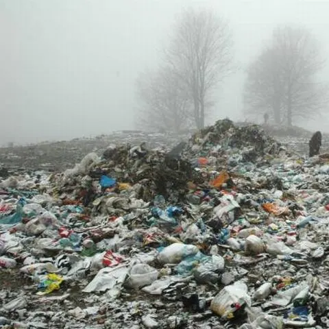Şase comune din Galaţi riscă amenzi pentru că nu au închis gropile de gunoi
