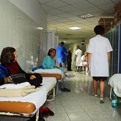 Medicii semnalează situaţia gravă din spitale, rămase fără personal şi materiale sanitare 