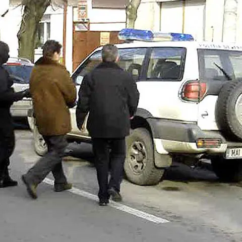 Şapte bărbaţi au fost reţinuţi în Capitală, fiind acuzaţi de spargerea a cel puţin 11 locuinţe
