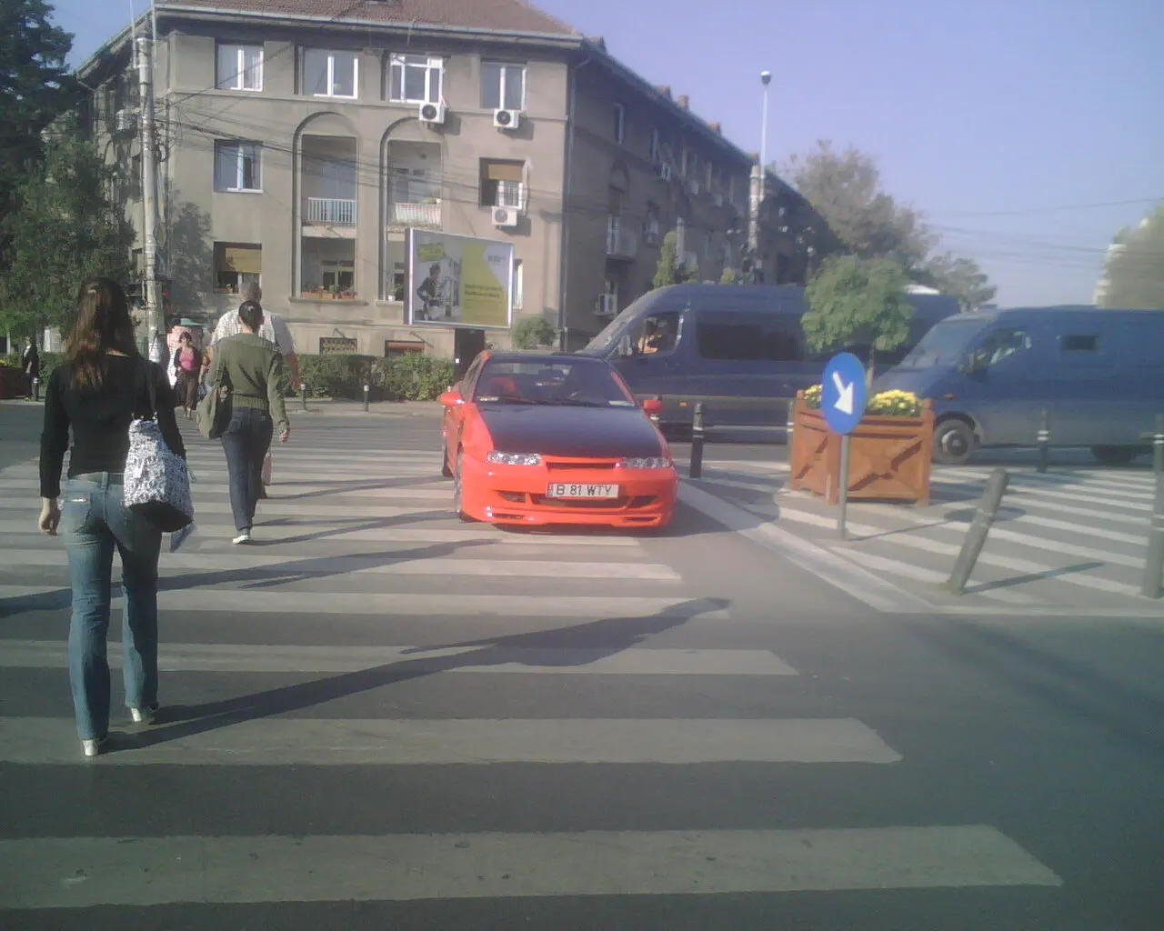 Maşină parcată pe trecerea de pietoni
