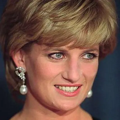 Valery Giscard d'Estaing recunoaşte că relaţia amoroasă cu Lady Diana a fost doar o ficţiune