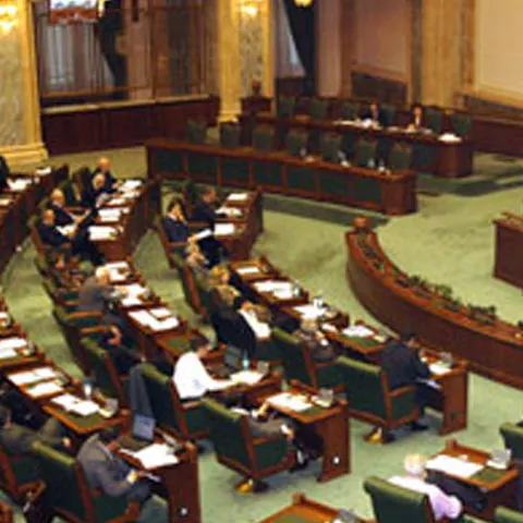 Băsescu vrea şi în România un parlament precum cele din Bangladesh sau Armenia