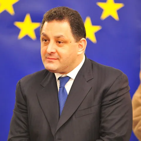 Vanghelie, despre referendum: Băsescu scoate "tot felul de idei năstruşnice din buzunar"