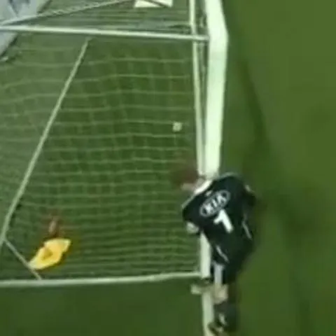VIDEO / Goolkeeper-ul lui IFK Goteborg îşi reduce dimensiunile porţii în timpul meciurilor!
