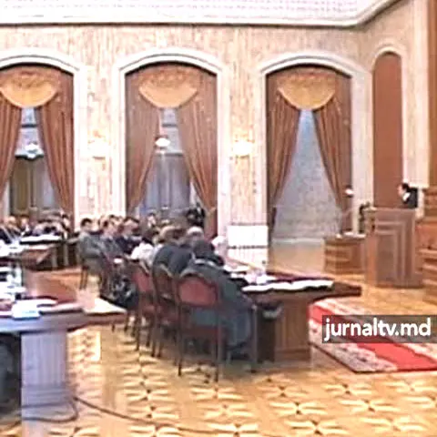Filat le mulţumeşte deputaţilor, comuniştii strigă \"Ruşine!\"