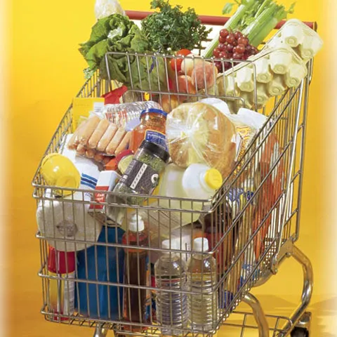 Marfă expirată pe rafturile unui hipermarket din Capitală