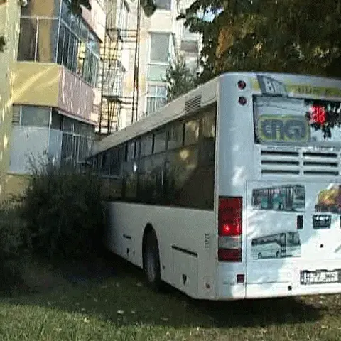 Un autobuz a intrat într-un bloc, după ce şoferul a uitat să tragă frâna de mână