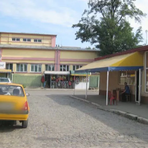 O şcoală generală din Galaţi este amplasată între două baruri