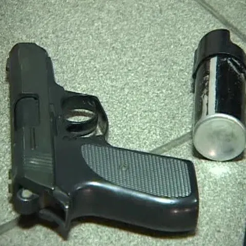 Un bărbat din Râmnicu Sărat, care a ameninţat cu cuţitul un poliţist, a fost împuşcat în picior