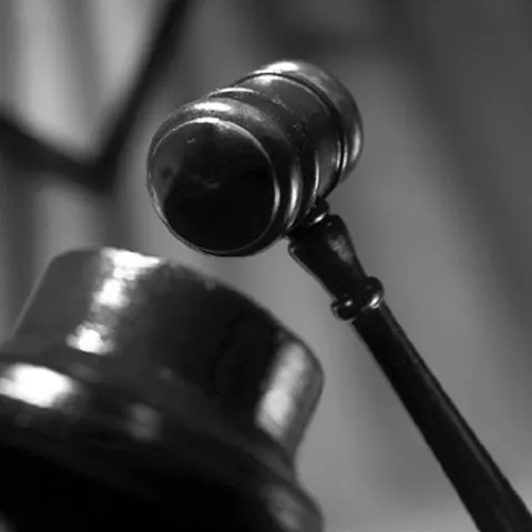 Neregulile din mediul universitar vor fi reprezentate gratuit în instanţă de un ONG