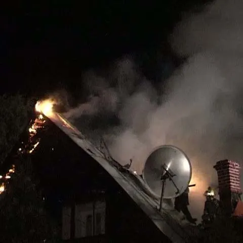 Casa subprefectului de Dâmboviţa a ars luni noaptea