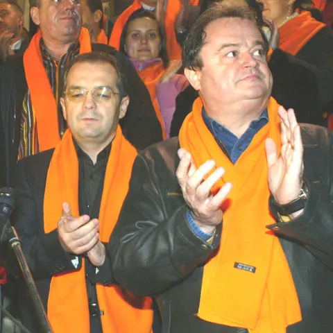 Liderii PD-L s-au reunit la Guvern, cei ai PSD au fost chemaţi de Geoană, la ora 11.30, la Senat