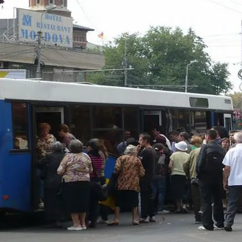 Şcolile din Iaşi au modificat orarul elevilor pentru fluidizarea traficului pe şosele
